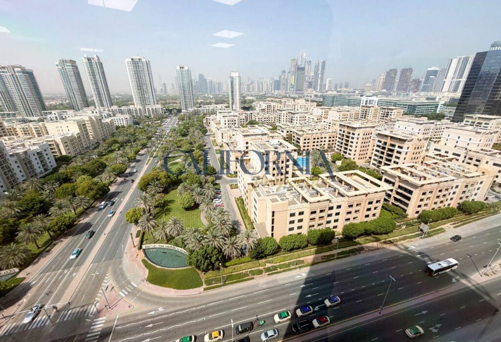 Unfurnished Golf View | Vacant | Glass Partitions - 1