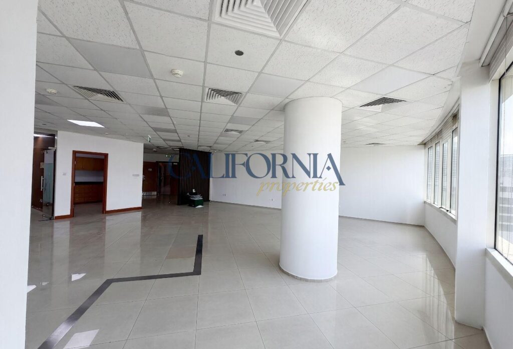 Unfurnished Golf View | Vacant | Glass Partitions - 5