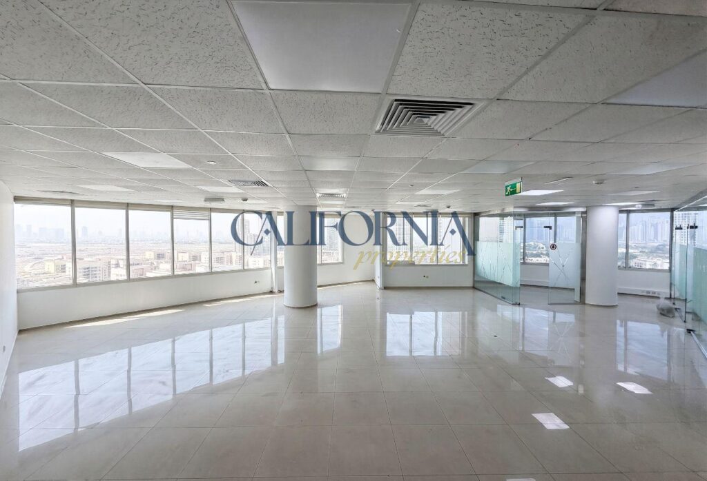 Unfurnished Golf View | Vacant | Glass Partitions - 9
