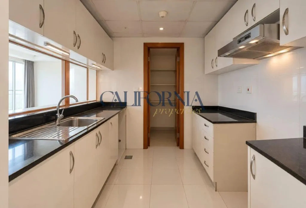 High-Floor 1BR | City & Lake View | Unfurnished - 3