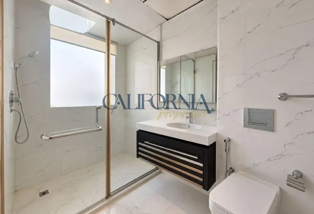High-Floor 1BR | City & Lake View | Unfurnished - 5