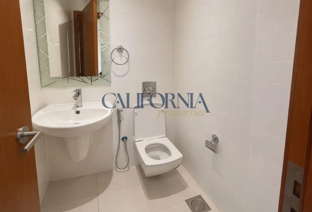 High-Floor 1BR | City & Lake View | Unfurnished - 6